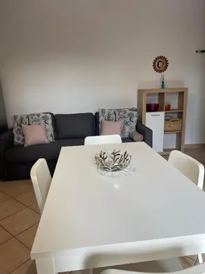 Area soggiorno di HōM - Appartamento fino a 7 posti letto comodo al centro storico, al casello A1 e alla Stazione AV