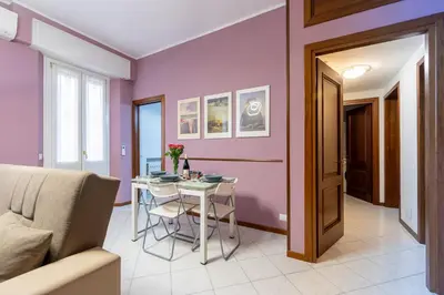 Area soggiorno di GuestHost - Parma Station Colorful Apartment with Balcony x5