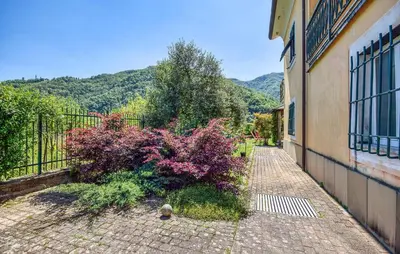 Vista generica sulle montagne o vista sulle montagne dall'interno della casa vacanze