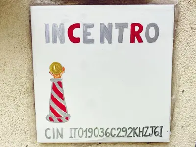 Certificato, attestato, insegna o altro documento esposto da inCentRo