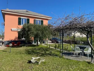 Giardino di Una casa nel verde sulle colline di Lavagna