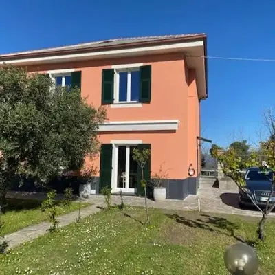 Una casa nel verde sulle colline di Lavagna