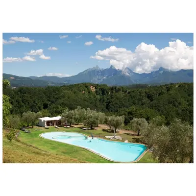 Vista generica sulle montagne o vista sulle montagne dall'interno dell'appartamento