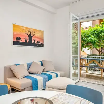 Cosy Corner Apartment with Terrace
