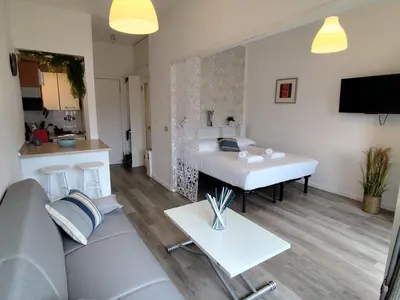 TV o dispositivi per l'intrattenimento presso JOIVY Charming Central Studio in the Heart of Rapallo