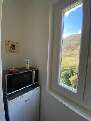 Vista generica sulle montagne o vista sulle montagne dall'interno dell'affittacamere
