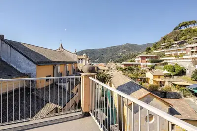 Vista generica sulle montagne o vista sulle montagne dall'interno dell'appartamento