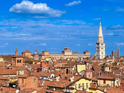 Vista generica su Modena o vista sulla città dall'interno dell'appartamento