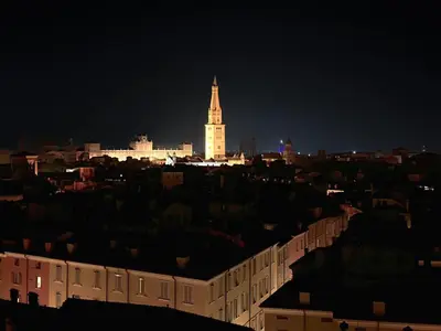Vista generica su Modena o vista sulla città dall'interno dell'appartamento