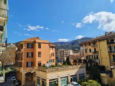 Vista generica sulle montagne o vista sulle montagne dall'interno dell'appartamento