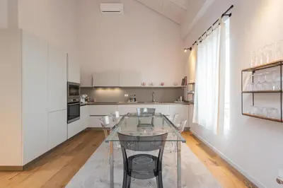 Cucina o angolo cottura di La Dimora degli Artisti - Elegante appartamento con parcheggio privato