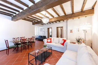 Area soggiorno di GuestHost - Large Apartment in the Historic Center of Parma