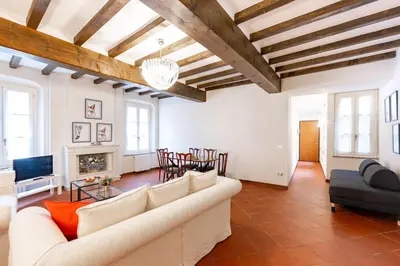 Area soggiorno di GuestHost - Large Apartment in the Historic Center of Parma