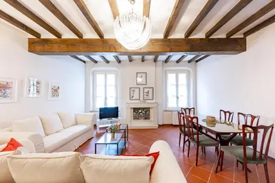 Area soggiorno di GuestHost - Large Apartment in the Historic Center of Parma