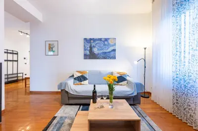 Area soggiorno di GuestHost - Blu&Yellow Apartment in Parma Station