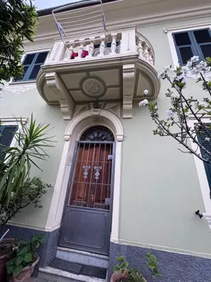 Facciata o entrata di Popii al mare Appartamento in villa storica fronte mare con wifi e aria condizionata, arredamenti di pregio e giardino parcheggio a pagamento su richiesta