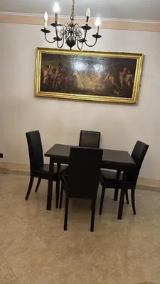 Area soggiorno di Popii al mare Appartamento in villa storica fronte mare con wifi e aria condizionata, arredamenti di pregio e giardino parcheggio a pagamento su richiesta