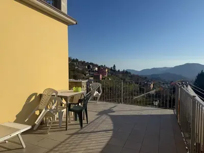 Vista generica sulle montagne o vista sulle montagne dall'interno dell'hotel
