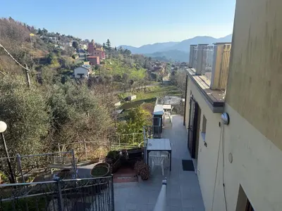 Vista generica sulle montagne o vista sulle montagne dall'interno dell'hotel