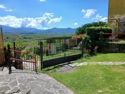 Vista generica sulle montagne o vista sulle montagne dall'interno dell'agriturismo