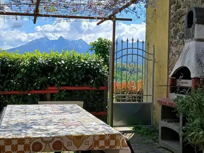 Vista generica sulle montagne o vista sulle montagne dall'interno dell'agriturismo