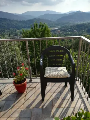 Vista generica sulle montagne o vista sulle montagne dall'interno dell'appartamento