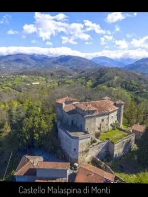 Vista generica sulle montagne o vista sulle montagne dall'interno dell'appartamento