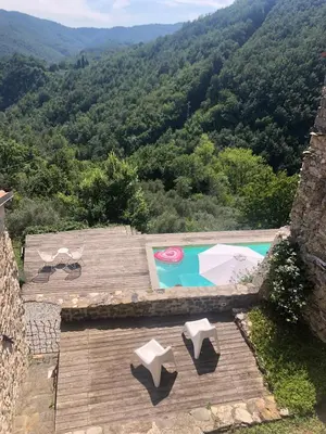 Vista generica sulle montagne o vista sulle montagne dall'interno del bed & breakfast