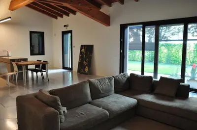 Area soggiorno di Minimal design villa Free parking Garden