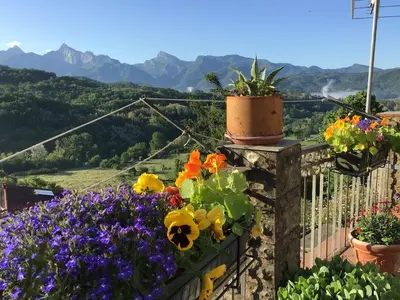 Vista generica sulle montagne o vista sulle montagne dall'interno della casa vacanze