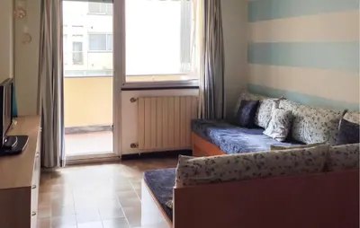Area soggiorno di 2 Bedroom Lovely Apartment In Lavagna