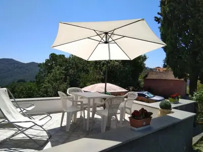 Vista generica sulle montagne o vista sulle montagne dall'interno dell'appartamento