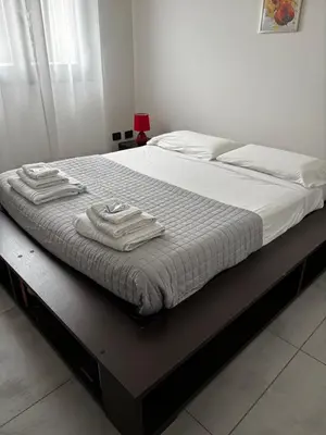 Letto o letti in una camera di Modern Apartment with Balcony 2 Bedrooms & 2 Bathrooms near Cremona Fair