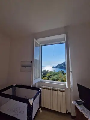 Vista generica sulle montagne o vista sulle montagne dall'interno dell'appartamento