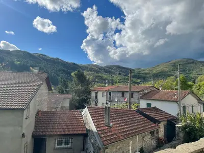 Vista generica sulle montagne o vista sulle montagne dall'interno della casa vacanze