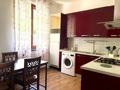 Cucina o angolo cottura di Appartamento per 6 persone nella natura - zona collinare residenziale La Spezia - 15 minuti dalla stazione - Val di Vara Trekking 5 Terre