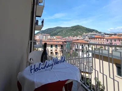 Vista generica sulle montagne o vista sulle montagne dall'interno dell'appartamento
