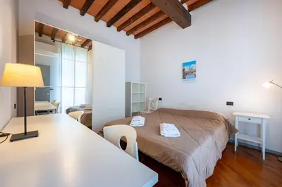 Letto o letti in una camera di GuestHost - Central Shiny Apartment x3!