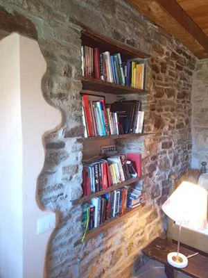Biblioteca nella casa vacanze