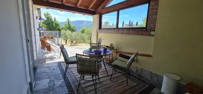 Vista generica sulle montagne o vista sulle montagne dall'interno del bed & breakfast