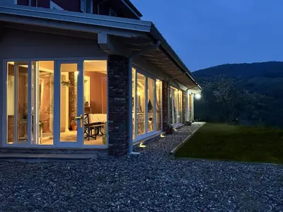 Vista generica sulle montagne o vista sulle montagne dall'interno del bed & breakfast