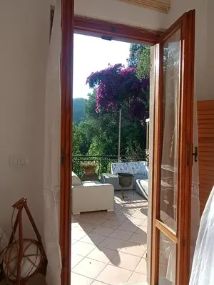 Vista generica sulle montagne o vista sulle montagne dall'interno della casa vacanze