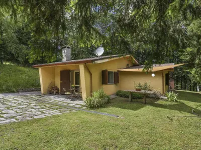 Giardino di Holiday Home Al Faggio - GLL120 by Interhome