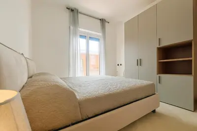 Letto o letti in una camera di WELCOME RIVIERA-Primavera 1A- Vista mare- spazioso e comodo appartamento-2 bagni-wifi-aria condizionata in ogni stanza-garage a pagamento 15 euro al giorno