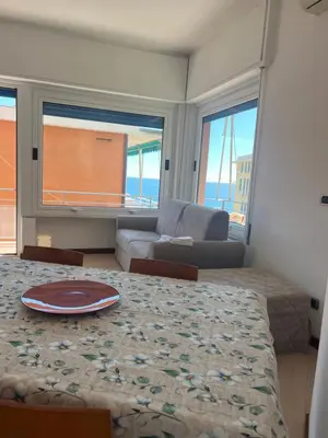 Area soggiorno di WELCOME RIVIERA-Primavera 1A- Vista mare- spazioso e comodo appartamento-2 bagni-wifi-aria condizionata in ogni stanza-garage a pagamento 15 euro al giorno