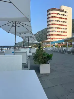 Vista generica sulle montagne o vista sulle montagne dall'interno dell'appartamento