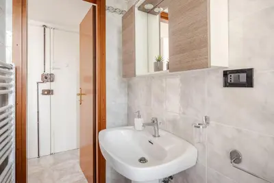 Bagno di Free Parking, Near the Station