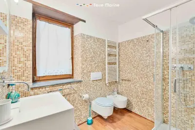 Bagno di Laya Marina, Terre Marine