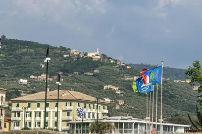 Vista generica sulle montagne o vista sulle montagne dall'interno dell'appartamento