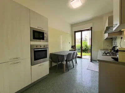 Cucina o angolo cottura di WELCOME RIVIERA - Ruentes 87, splendido appartamento vista mare con giardino interamente ristrutturato nel 2025
